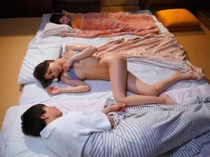 chị gái đang ngủ ngon thì em trai đem cặc vào địt