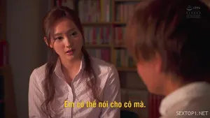 Bố má đi vắng, cậu nhóc được gửi nhà người dì trẻ xinh đẹp