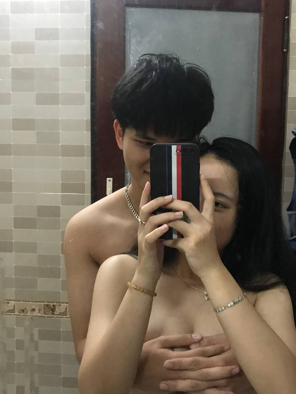 Con rể vô tình thấy má bà xã tắm trong chuyến đi chơi gia đình